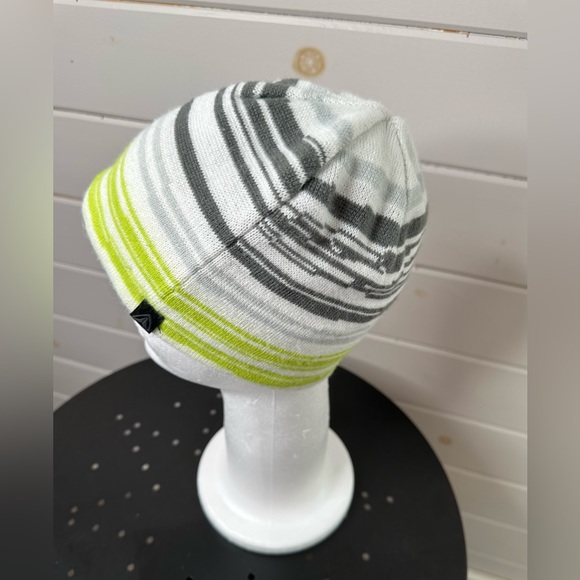 Firefly Brand Beanie Toque - Picture 2 of 5